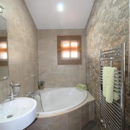 4 Bedroom Family With Private Pool In Martin Villa