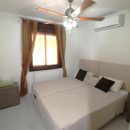 4 Bedroom Family With Private Pool In Martin Villacosta