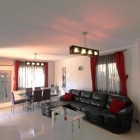 4 Bedroom Family With Private Pool In Martin Villa *